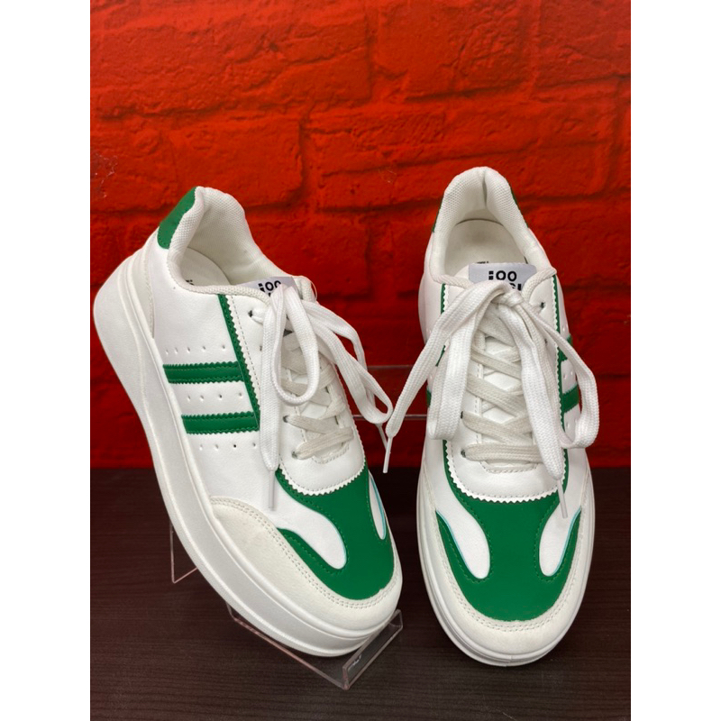 sepatu sneakers looks murah