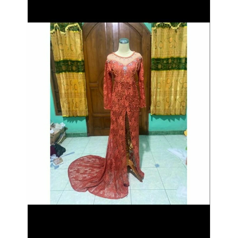 Kebaya Akad Srintil lengkung