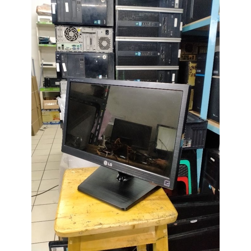 MONITOR LED LG 16 INCI LENGKAP ADAPTOR KABEL VGA MULIS LIKE NEW
