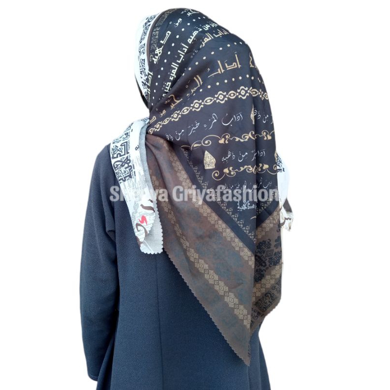 Kerudung Segiempat Motif Tulisan Arab Pegon Santri Variasi Warna Kombinasi Coklat Adabul Mar'i Kerud