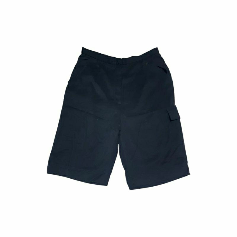 Celana pendek selutut hitam cewek