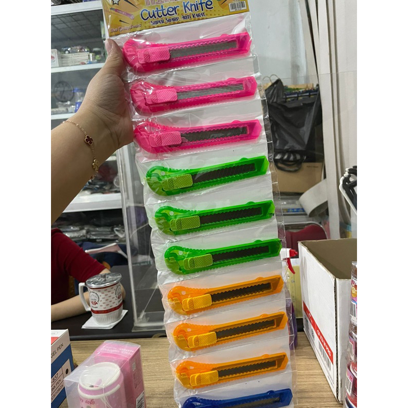 

Cutter knife (pemotong) tajam dan anti karat