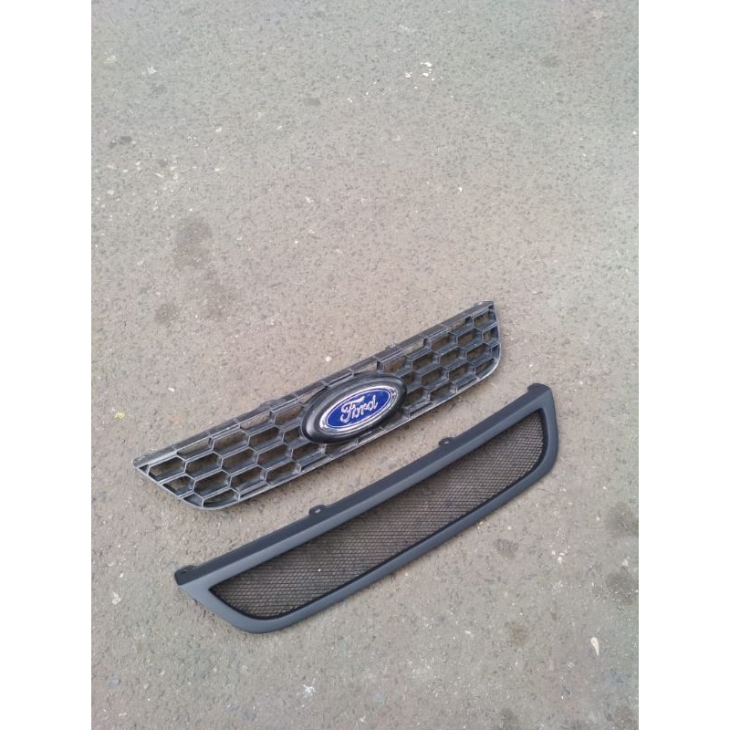gril Ford escape 2010 up