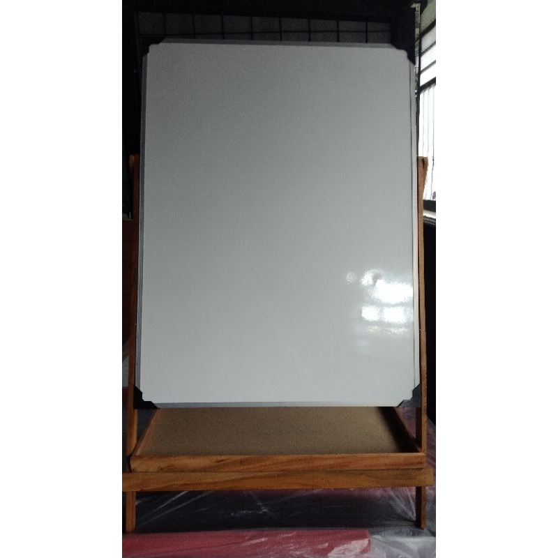 

PAPAN TULIS WHITEBOARD PLUS KAKI KAYU JATI 60×80 LACI