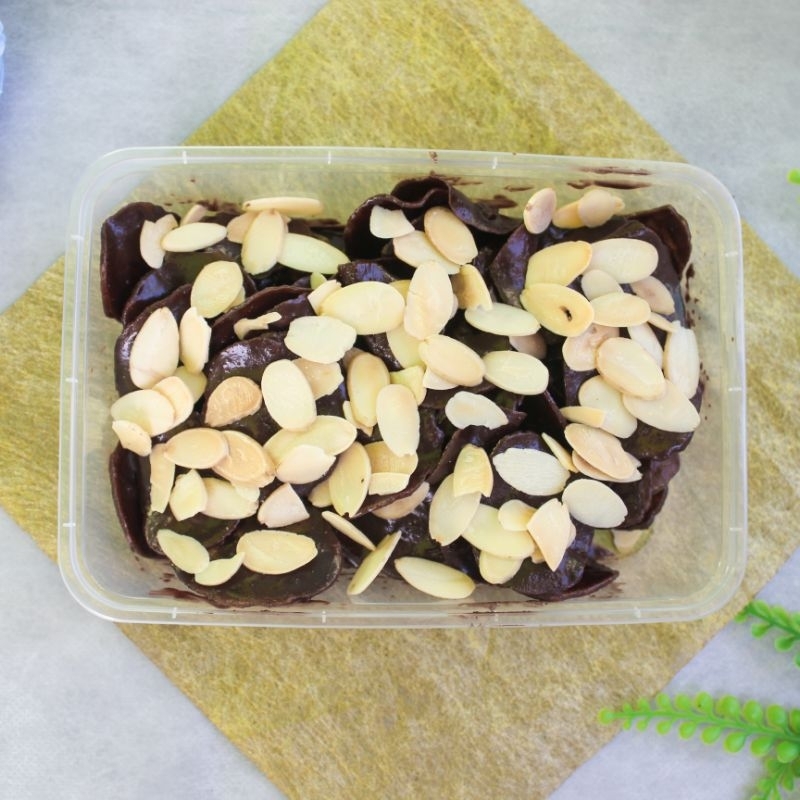 

Keripik Pisang Coklat Lumer Topping Almond - Banana Chips Topping Almond