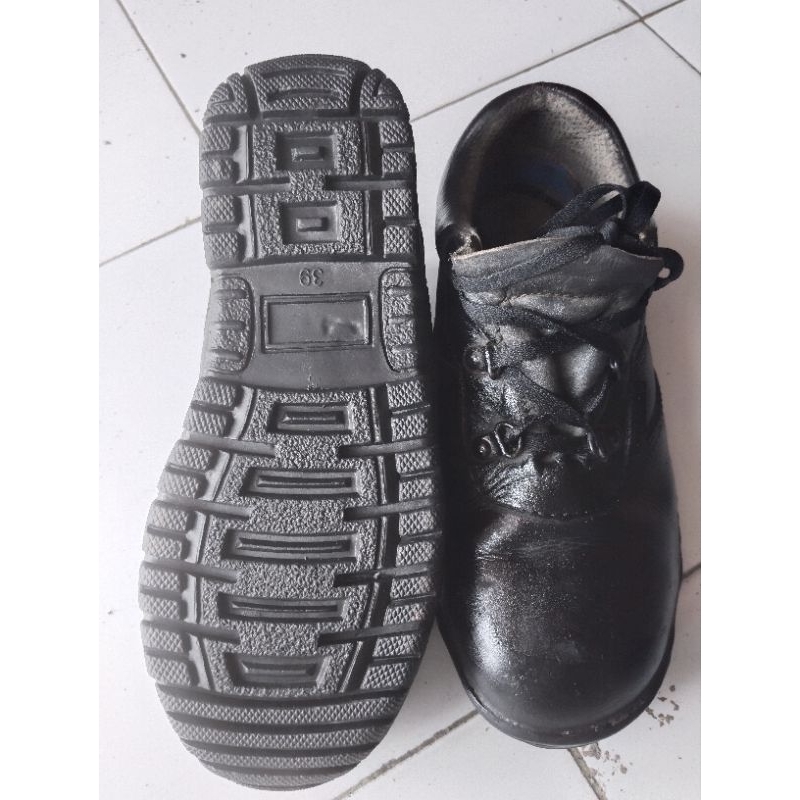 sepatu safety second