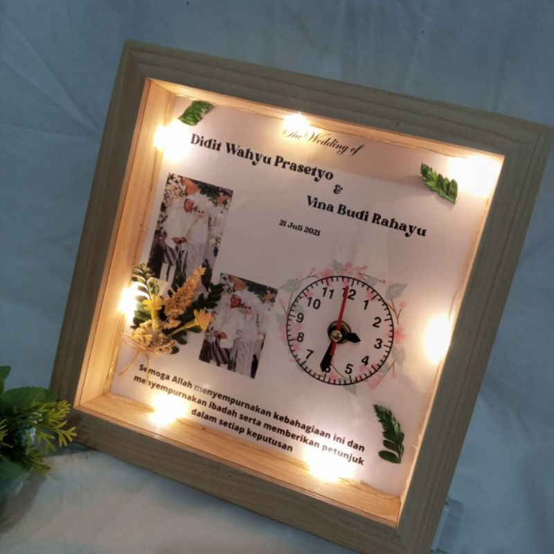 KADO PERNIKAHAN WEDDING ULANG TAHUN ULTAH WISUDA AKRILIK CEWEK COWOK JAM LAMPU FOTO ESTETIK