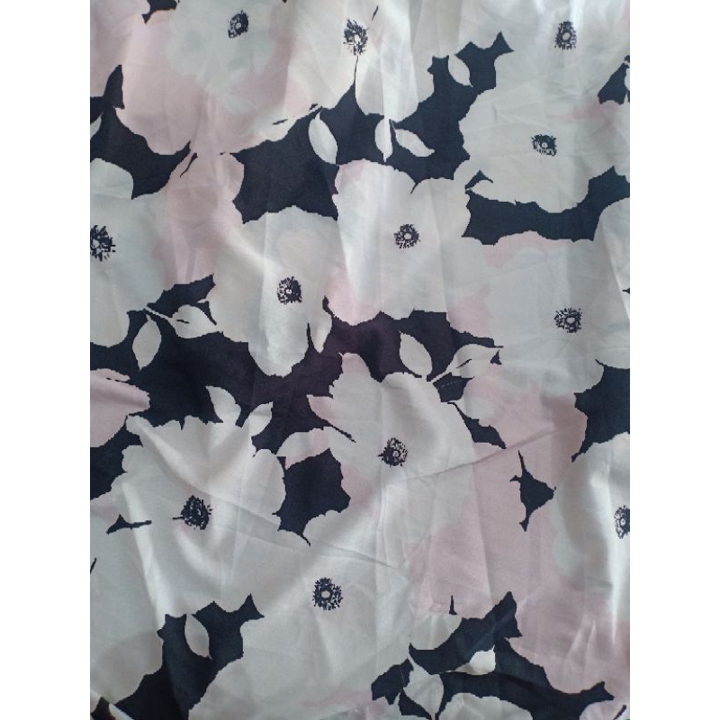 KAIN MULTI WOLFIS MOTIF BUNGA PUTIH DASAR HITAM (2 m = Rp 56.000)
