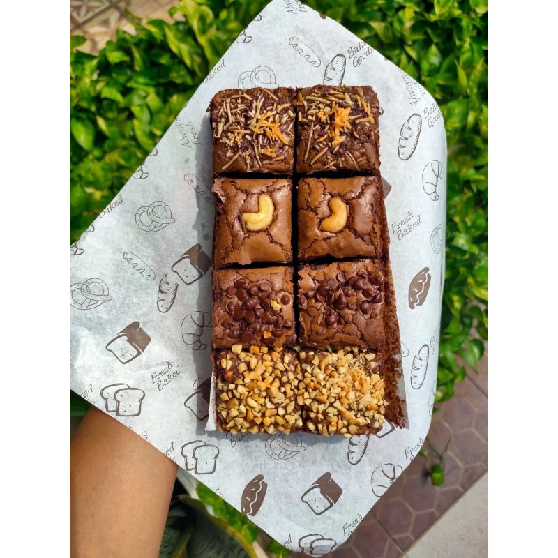 

Fudgy Brownies original 4 Topping 8 slice