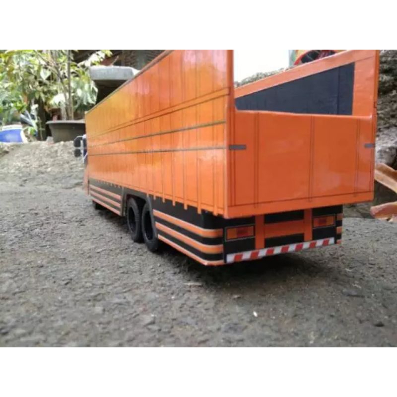 Miniatur truk mitsubhi fuso figter