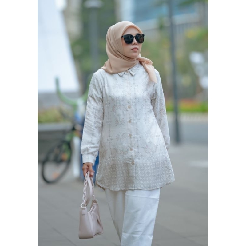 Blouse motif bunga pastel putih