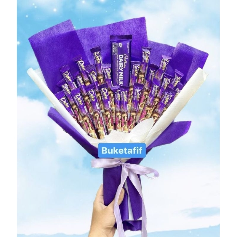 

BUKET SNACK UNGU DEKA DAN CADBURY DAIRYMILK PREMIUM/HADIAH ULTAH/SIDANG/WISUDA/ANNIVERSARY/ACARA