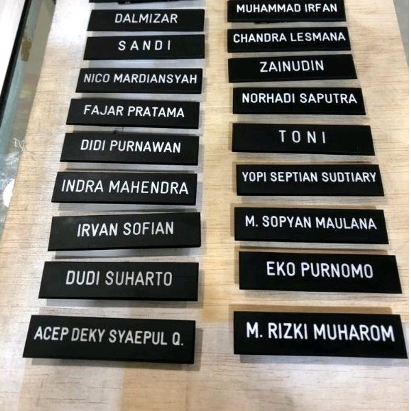 

Papan nama dada / name tag hitam doff magnet