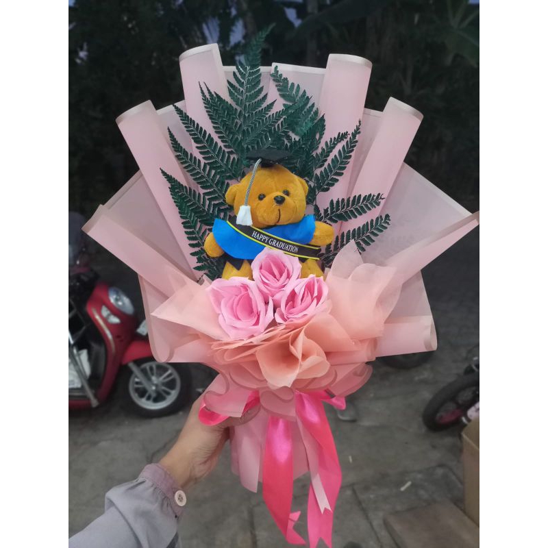 bucket boneka wisuda toga dan bunga