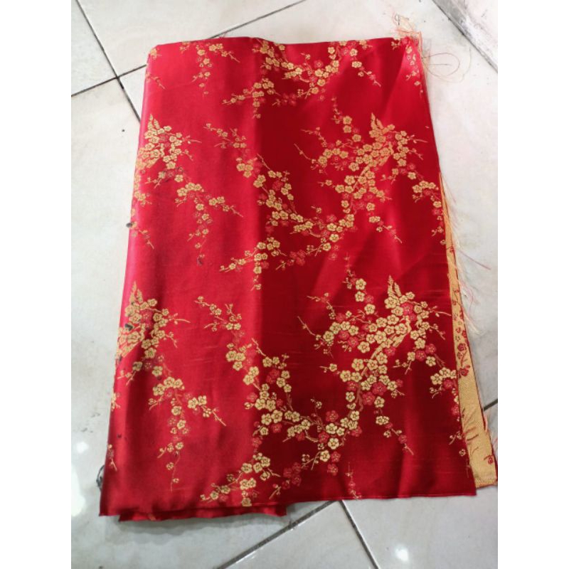 Kain cheongsam motif bunga nuansa merah gold