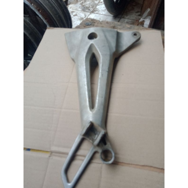 bustep belkang bagian kanan motor Supra fit new bekas cpotan motor asli original