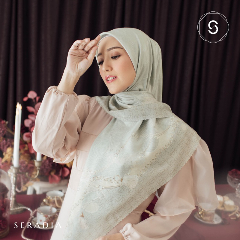 SERADIA Hijab Segi Empat Thana Seradia x Adelia Pasha - HELIO