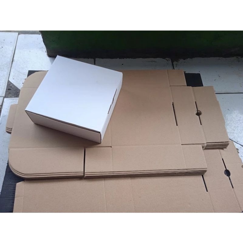 

Kardus box ukuran 20x20x10 cm / box die cut / box hampers / box kue / aksesoris