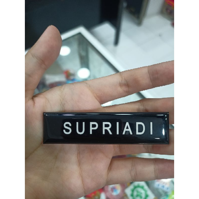 

nametag full hitam lapis resin / nametag akrilik doff coating / nametag coting dop