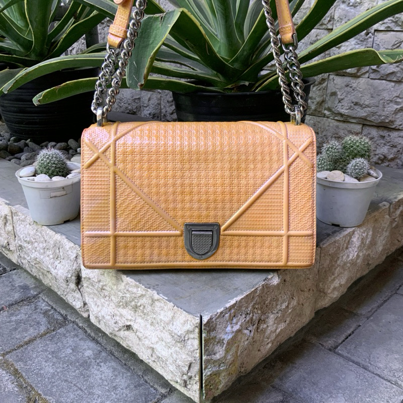 CHRISITAN DOIR ADANOSER PATENT MICRO-CANNAGE MEDIUM DOIRAMA FLAP BAG IN BEIGE