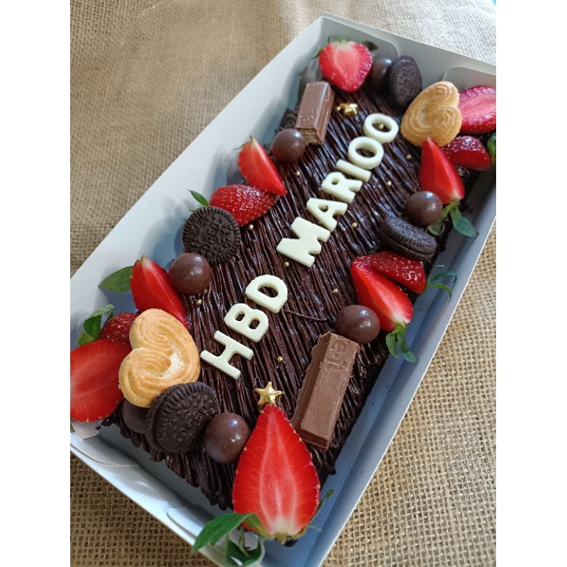 

Brownies ulang tahun topping strawberry ukuran reguler 22x11cm