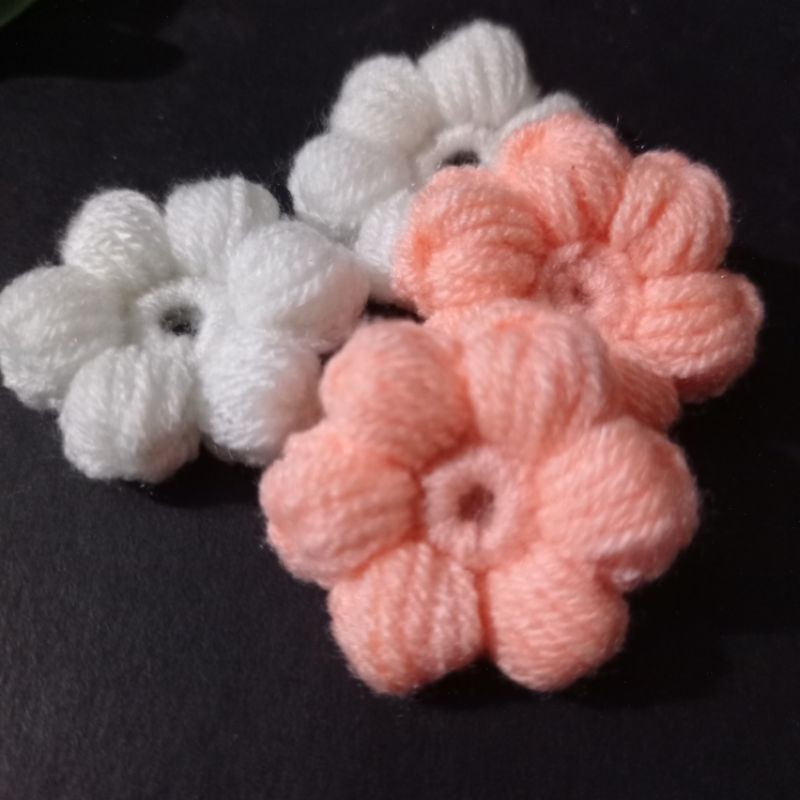 Aplikasi bunga rajut puff