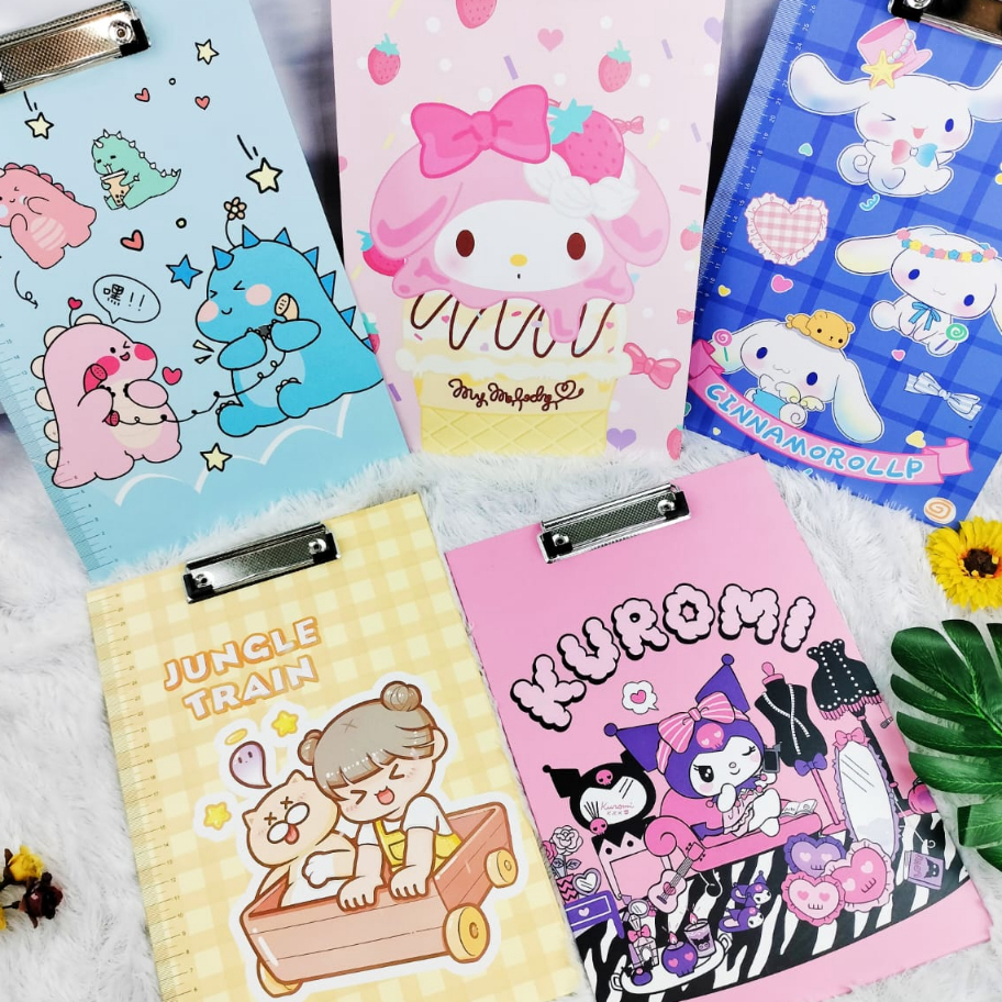 

Grosir Papan Jalan Sanrio Kuromi Cinnamoroll Little Girl / Papan Ujian SANRIO Special Edition ada Penggaris nya / Papan Alat Tulis ukuran A4 Kualitas Terbaik bisa Grosir dan COD