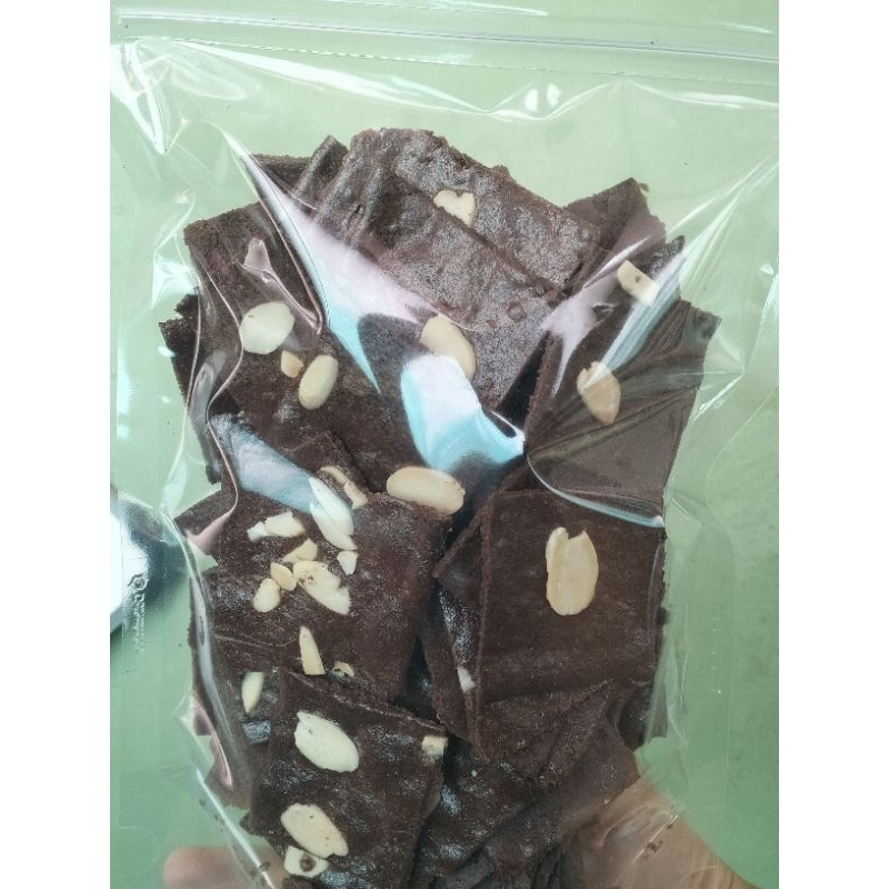 

Brownis Krispi Coklat Almond | Brownis Kering | Keripik Brownis