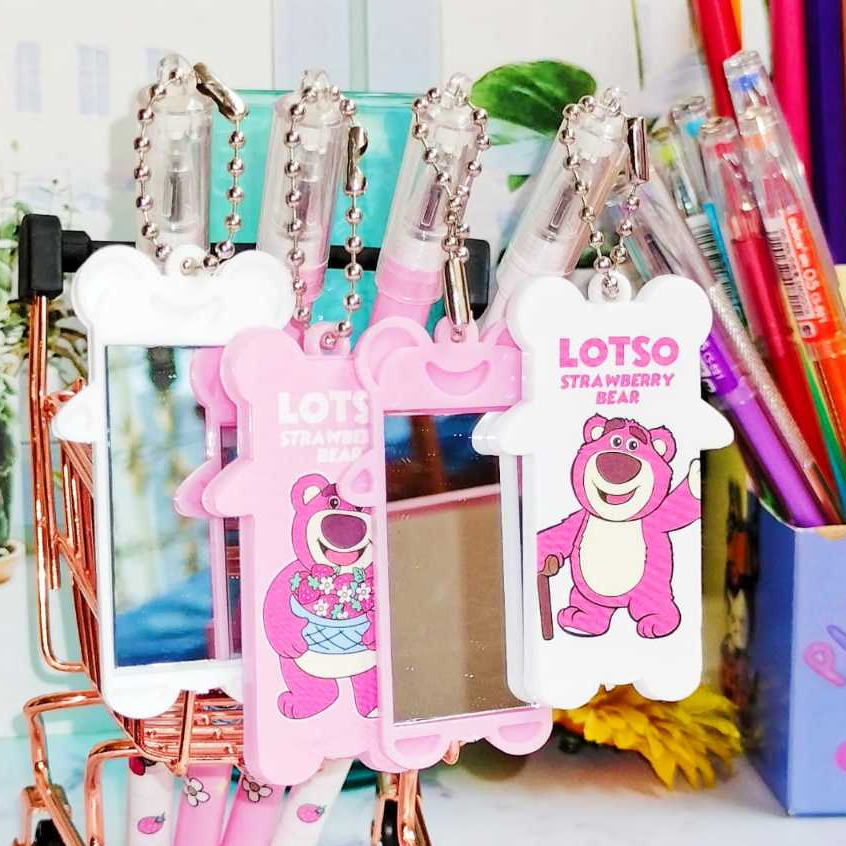 

Pulpen Gantungan Cermin LOTSO Bear Pink Colour tinta hitam Harga MURAH / Bolpen Gantungan Kaca Cermin Beruang Lotso Alat Tulis Sekolah Anak Kekinian bisa Grosir dan COD