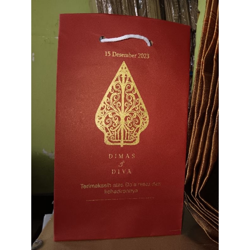 

Paperbag Wafer Merah Costum Sablon Gold