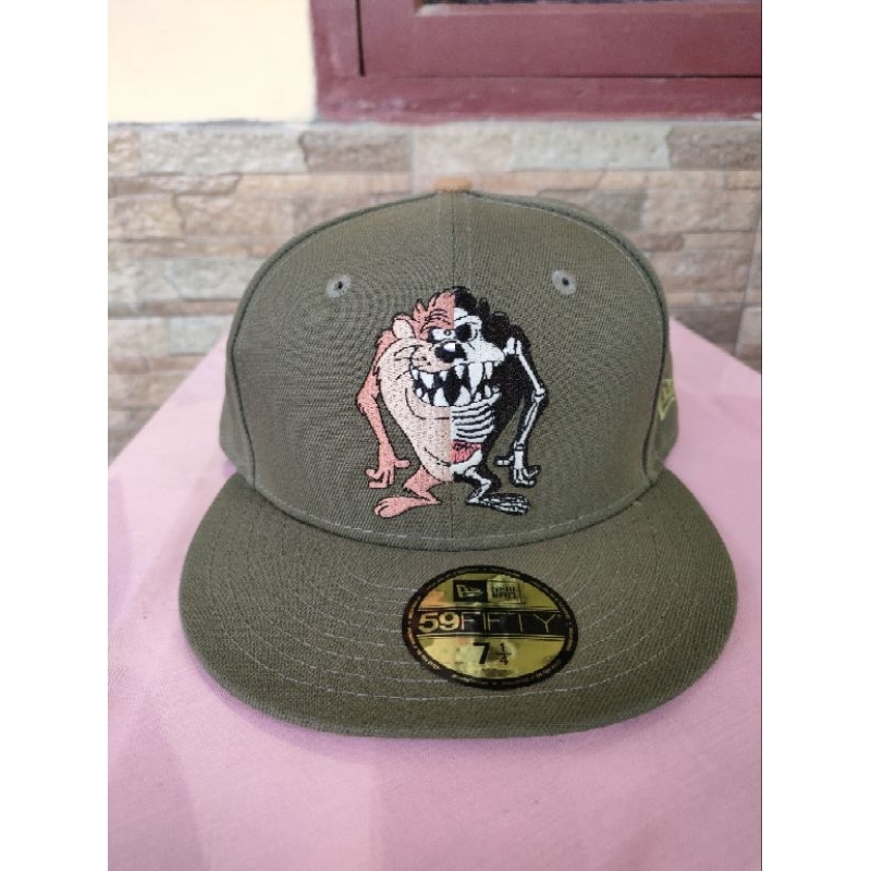 new era justfitted tazmania looney tune..