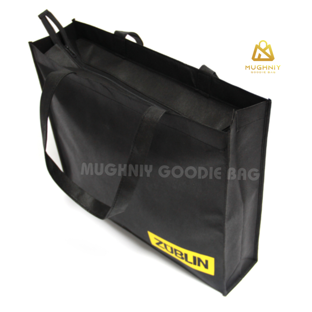 

Cetak Goodie Bag Resleting Custom Sablon - Tote Bag Zipper - Tas Spunbond Full dijahit tebal gratis cetak Logo dan desain