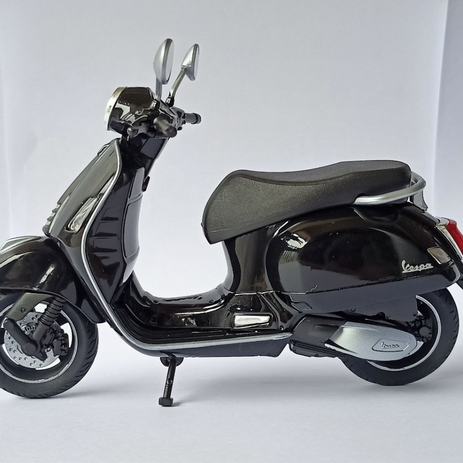 Diecast Vespa GTS super 2020 Welly 1:12 Hitam Mainan Anak Mainan pajangan