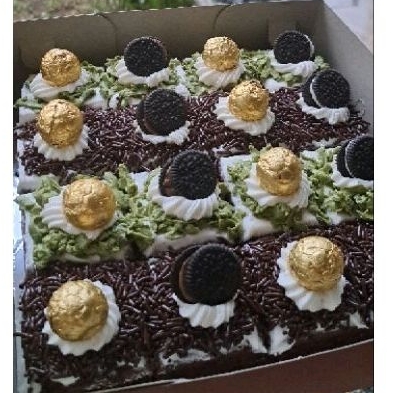 

Brownies potong toping hias