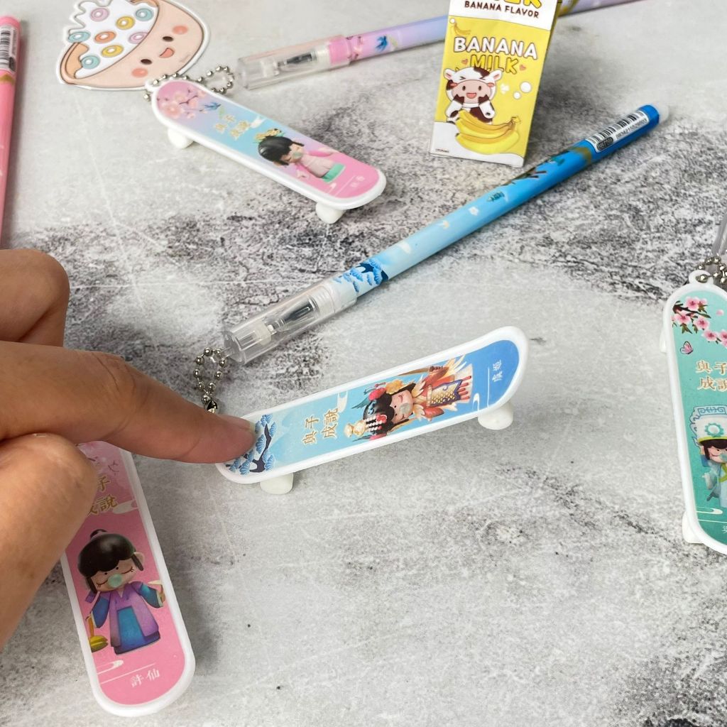 

[PAW_GROSIR] PULPEN GEL GANTUNGAN SKATEBOARD BESAR MOTIF CEWE ANIME API PG-1027 PULPEN TINTA HITAM ALAT TULIS SEKOLAH KANTOR BISA COD
