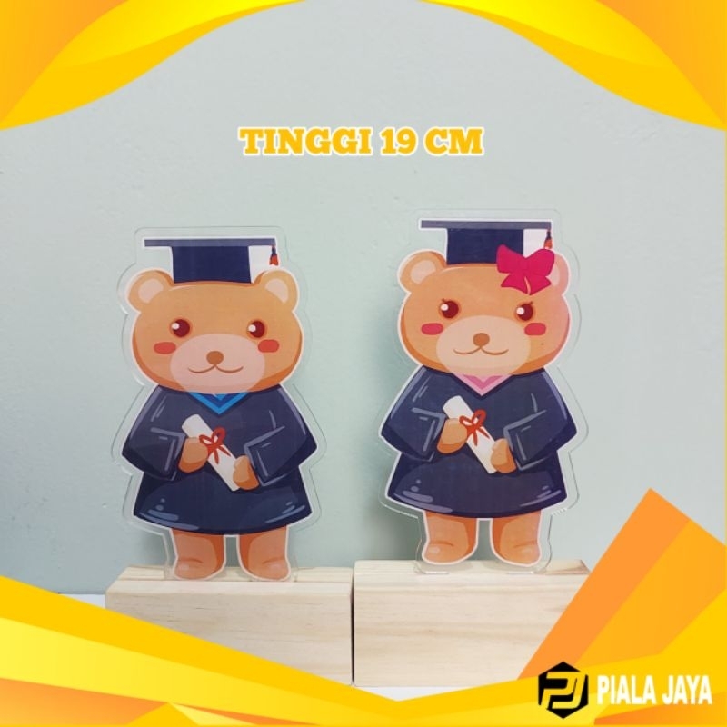 PIALA AKRILIK WISUDA (KARTUN BONEKA) TATAKAN KAYU