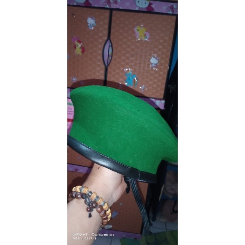 Baret Infanteri ( hijau muda) dan baret raider (hijau tua)