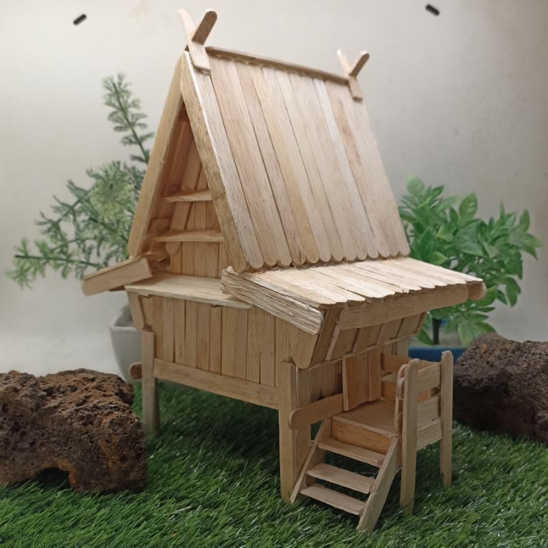 miniatur rumah adat Nias