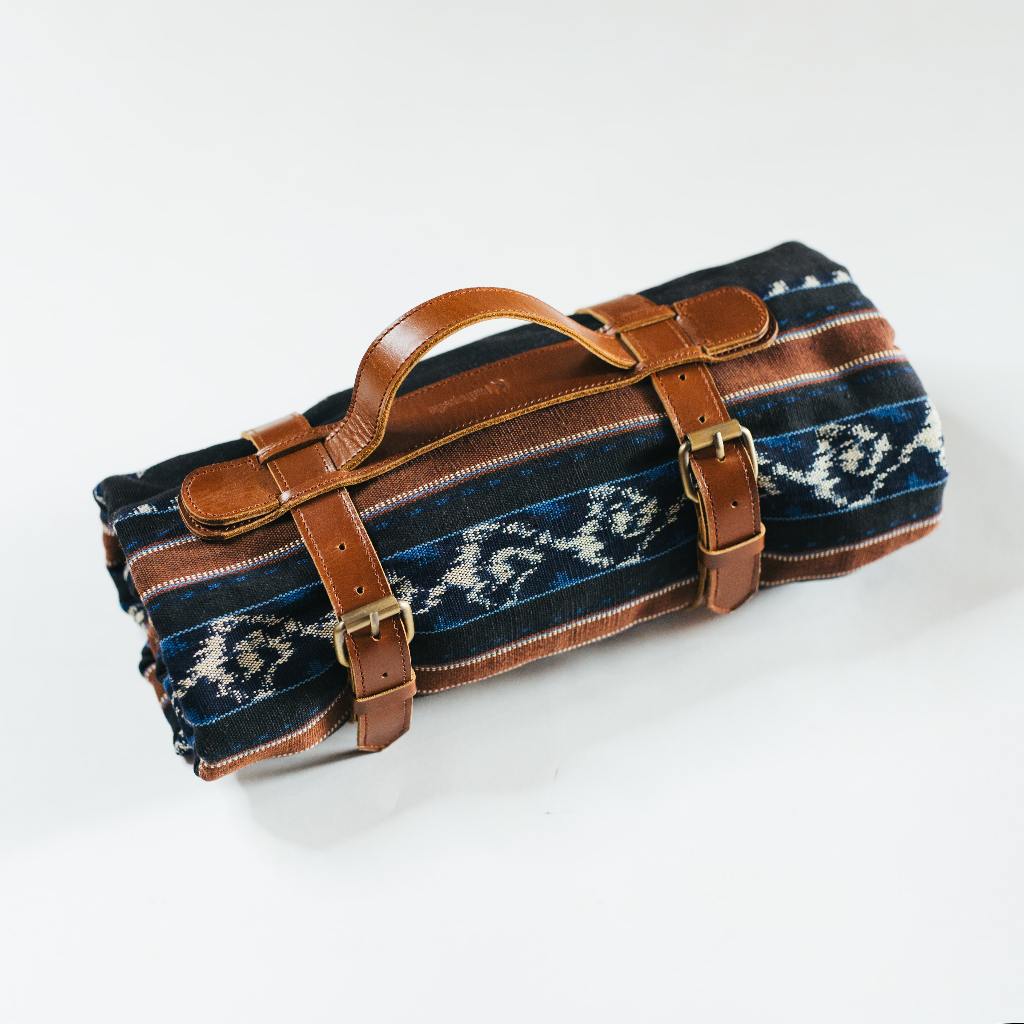 

KAINNESIA Blanket Holder - Leather Carrier Throw Blanket