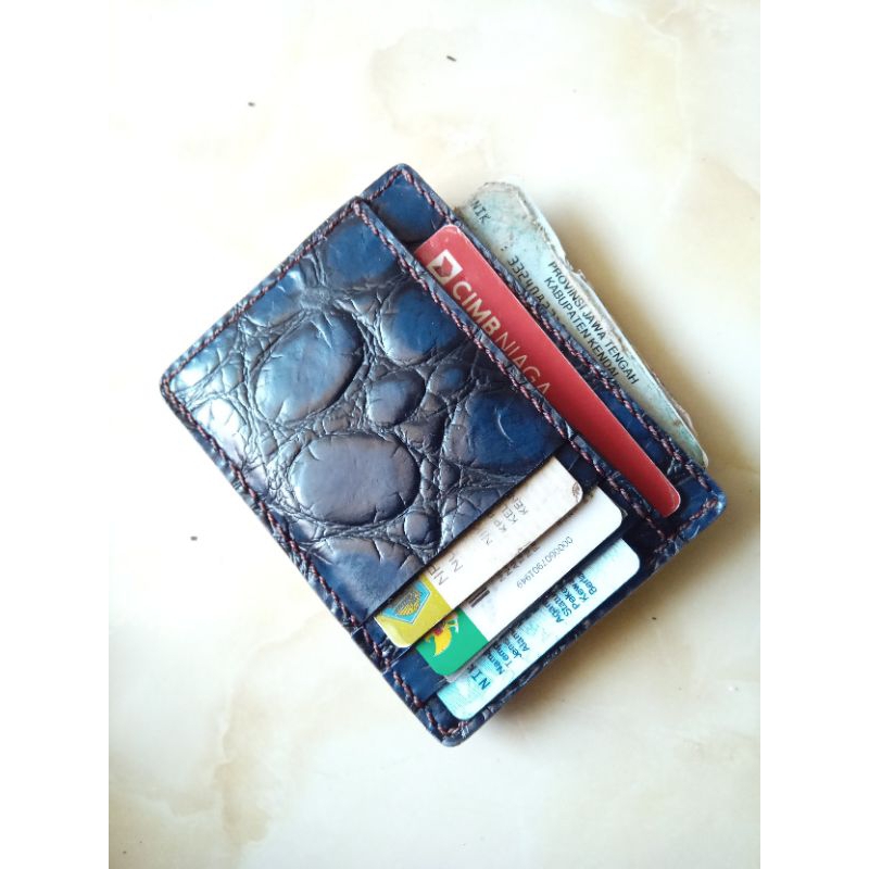 dompet kartu pria dan wanita dibuat dengan material kulit sapi dengan finising kulit buaya