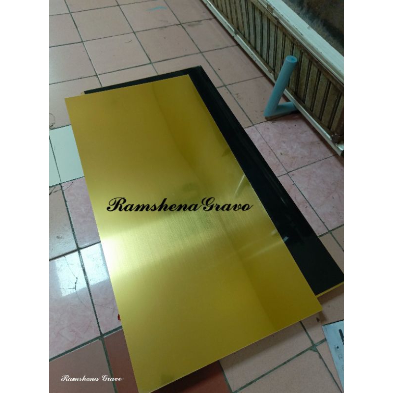 

gravoply gold/teks hitam/bahan laser/60cmx120cm tebal 1.5mm