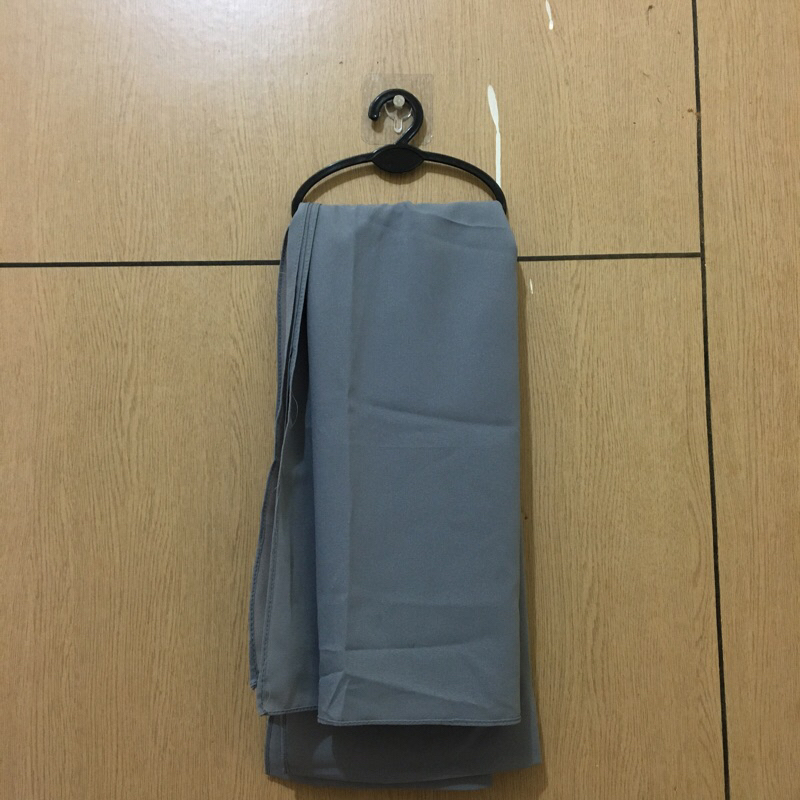 Hijab segi panjang abu