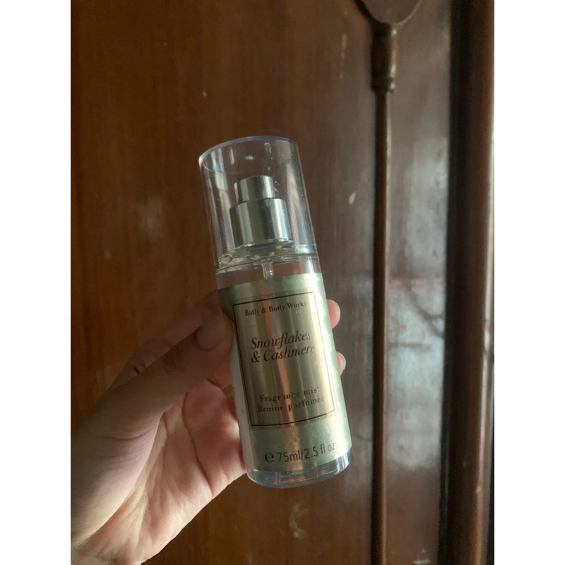 new bath and body works bbw snowflakes and cashmere body mist 75ml