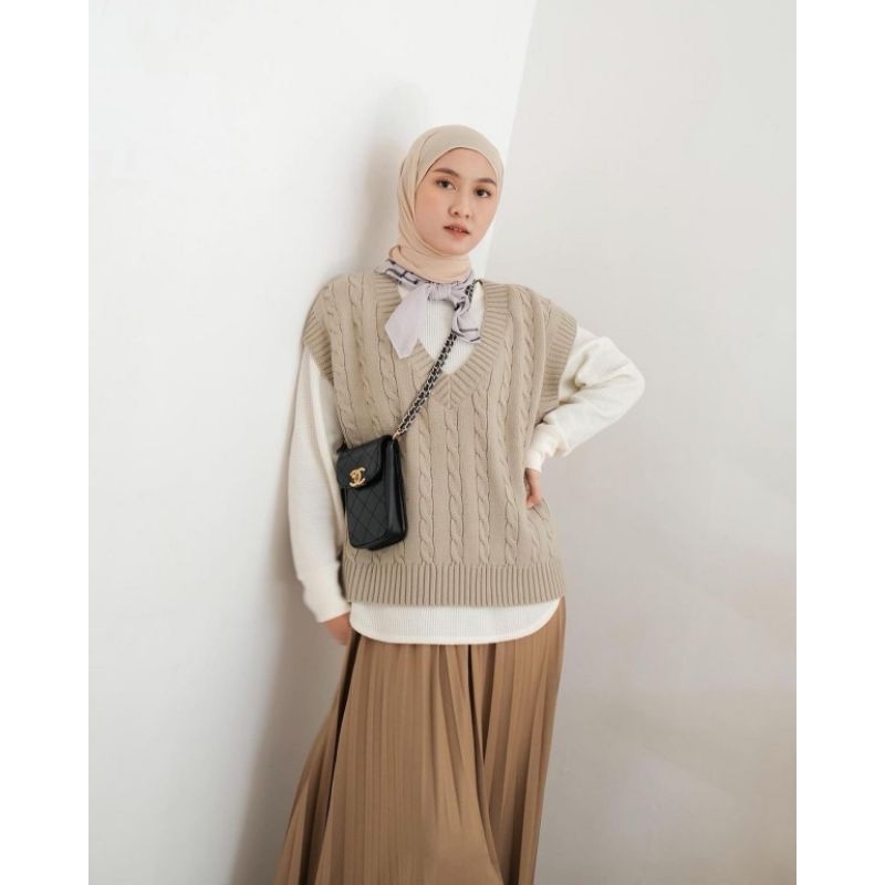 PRELOVED ITEMS Preloved Saba Modest Cable Knit Vest & Light Button Cardigan