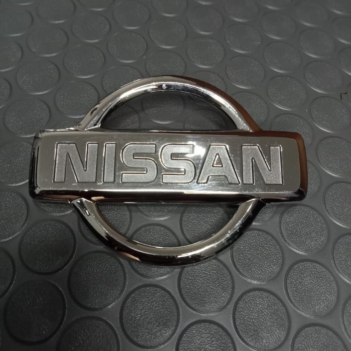 Emblem Logo Nissan Grill Depan Mobil Nissan Terrano