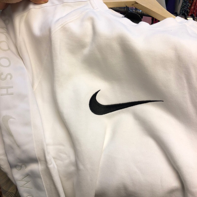 Crewneck Nike Center Big Logo Bordir & Tapped Second Putih , Crewneck Nike Big Swoosh Second White c