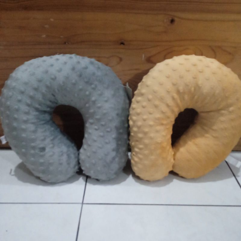 bantal leher polos warna abu dan coklat