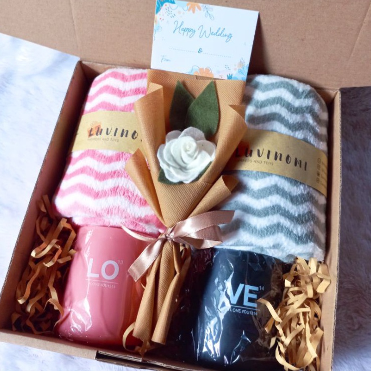

GJKF1921 TEBUS MURAH Hampers pernikahan handuk motif dan cangkir couple,kado wedding,anniversary dll