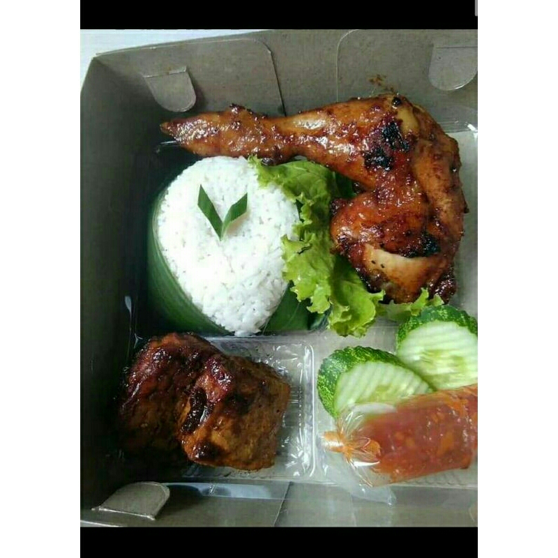 

Paket Nasi Box Nasi Kotak Menu Lengkap Ayam Bakar, Kremes, Goreng Lengkuas, Murah Halal