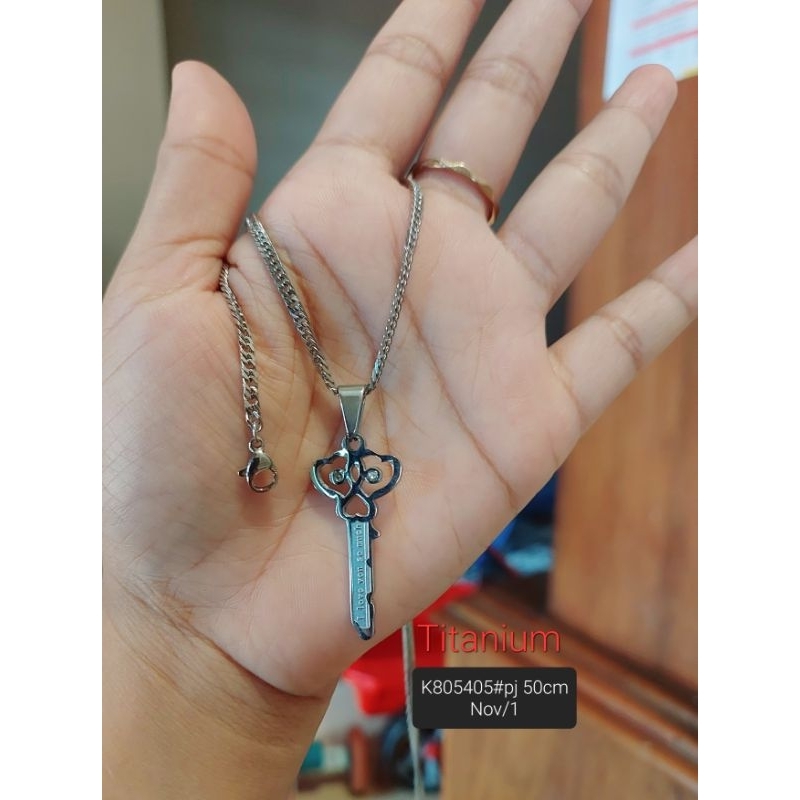 Kalung dan liontin titanium kunci